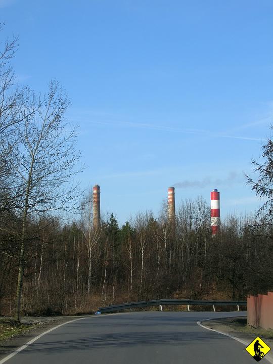 foto 054a.jpg - W trakcie szybszych odcinków wydaje mi się, że słyszę jak moje opony wołają do mnie: łeeeeeeeeeeeee :)  Chyba im się nie podobała taka jazda. Przez Skawinę docieramy do Krakowa. Tyłek to nie wiem, czy mnie bardziej boli czy piecze?!